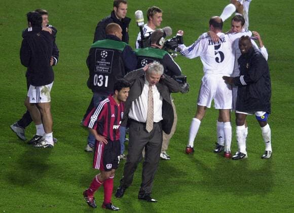 Freud und Leid - Trainer Klaus Toppmöller (vorn re.) und Yildiray Bastürk (beide Leverkusen) fassungslos nach der Niederlage, um die Sieger von Real Madrid scharrt sich sogleich das erste Kamerateam Fußball EC 1 Herren Champions League 2001 2002, Real Madrid CF - Bayer 04 Leverkusen 2:1, Finale, Endspiel, Vdig Totale Glasgow Freude, Begeisterung, Enttäuschung, Verzweiflung,