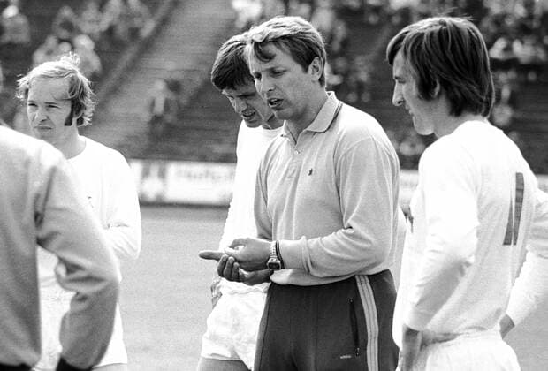 Trainer Rolf Herings (2.v.re.) gibt seinen Spielern letzte Anweisungen, v.li.: Bernd Rupp, Matthias Hemmersbach und Hannes Löhr (alle Köln) Fußball 1. BL Herren Saison 1971 1972, 1. FC Köln, Vneg, Vsw Gruppe Hannover
