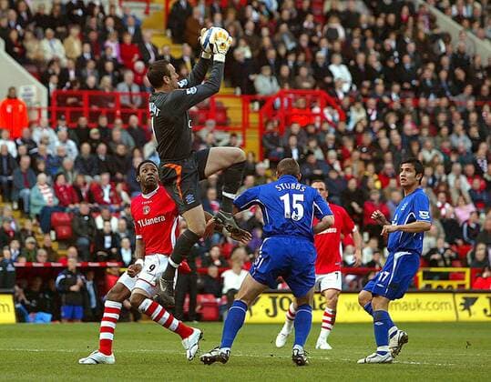 Torwart Richard Wright (Mitte) hat den Ball sicher vor Alan Stubbs (2.v.re.), Tim Cahill (re., alle Everton) und Jason Euell (Charlton) -  Fußball Herren English Premier League 2005 2006, 1. Englische Liga, Charlton Athletic - Everton FC 0:0 Gruppe London Dynamik,