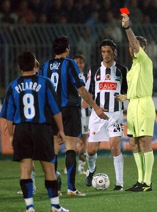 Julio Ricardo Cruz (Inter. 2.v.li.) bekommt von Schiedsrichter Stefano Farina die rote Karte gezeigt, daneben Massimo Paci (Ascoli) -  Fußball Herren Serie A 2005 2006, 1. Italienische Liga, AV Ascoli Calcio - FC Internazionale Mailand 1:2 Gruppe Ascoli