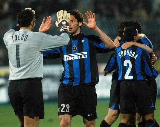 Marco Materazzi (2.v.li.) klatscht mit Torwart Francesco Toldo (beide Inter) ab -  Fußball Herren Serie A 2005 2006, 1. Italienische Liga, FC Internazionale Mailand Gruppe Ascoli