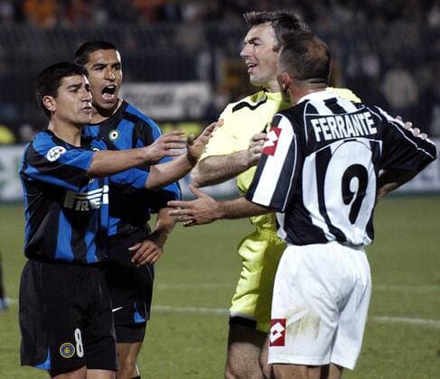 David Pizarro (li.) und Ivan Cordoba (2.v.li., beide Inter) in einer Meinungsverschiedenheit mit Marco Ferrante (Ascoli), Schiedsrichter Stefano Farina versucht zu schlichten -  Fußball Herren Serie A 2005 2006, 1. Italienische Liga, AC Ascoli Calcio - FC Internazionale Mailand 1:2 Gruppe Ascoli Spannung