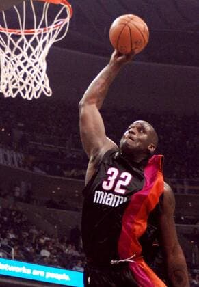 Shaquille O Neal (Miami Heat) setzt zum Dunking an -  (wag2006040814) Basketball Herren NBA 2005 2006 Einzelbild Washington D. C., DC Dynamik,