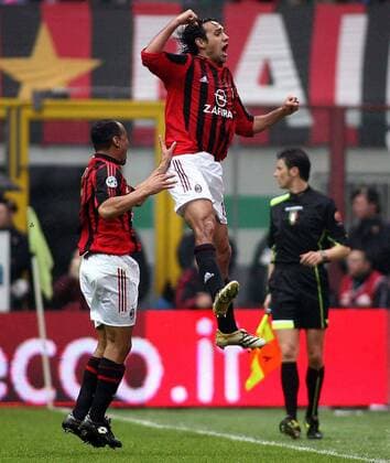 Alessandro Nesta (re.) deutet beim Torjubel seine Sprungkraft an, daneben Cafu (beide Milan) -  Fußball Herren Serie A 2005 2006, 1. Italienische Liga, AC Mailand Gruppe Mailand Freude, Begeisterung, Höhe