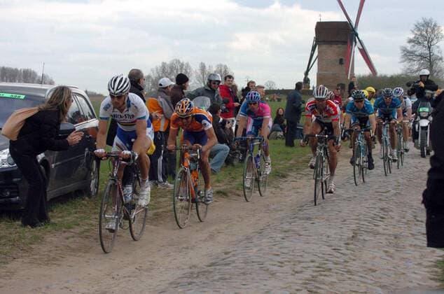Tom Boonen (Belgien Quick Step Innergetic, li.) führt das Feld an Radsport Herren Paris Roubaix 2006, Straßenradsport, Straße, Rad Totale Paris - Roubaix