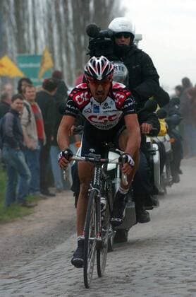 Fabian Cancellara (Schweiz CSC) verfolgt von einem Kameramotorrad Radsport Herren Paris Roubaix 2006, Straßenradsport, Straße, Rad Einzelbild Paris - Roubaix
