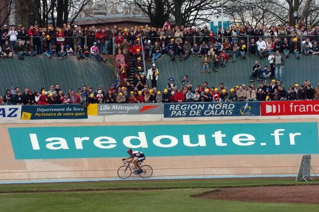 Fabian Cancellara (Schweiz CSC) im Radstadion Roubaix, dem Zielort des Radklassikers Paris Roubaix Radsport Herren Paris Roubaix 2006, Straßenradsport, Straße, Rad Totale Paris - Roubaix