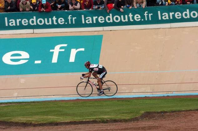 Fabian Cancellara (Schweiz CSC) im Radstadion Roubaix, dem Zielort des Radklassikers Paris Roubaix Radsport Herren Paris Roubaix 2006, Straßenradsport, Straße, Rad Totale Paris - Roubaix