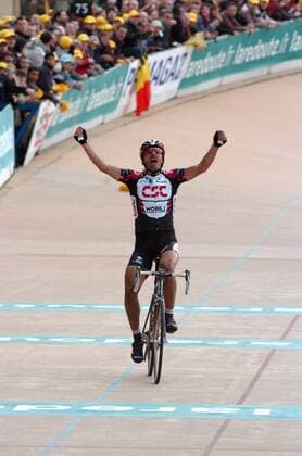 Fabian Cancellara (Schweiz CSC) gewinnt Paris Roubaix 2006 und jubelt ausgelassen Radsport Herren Paris Roubaix 2006, Straßenradsport, Straße, Rad Einzelbild Paris - Roubaix Freude, Begeisterung,