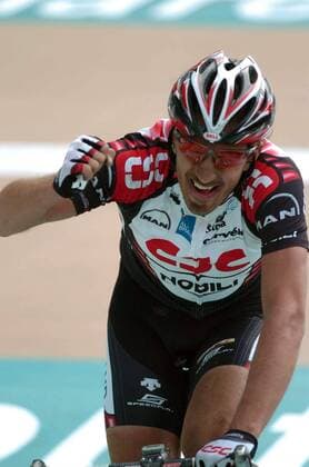 Fabian Cancellara (Schweiz CSC) jubelt über den Gewinn bei Paris Roubaix 2006 Radsport Herren Paris Roubaix 2006, Straßenradsport, Straße, Rad Einzelbild Paris - Roubaix Freude,