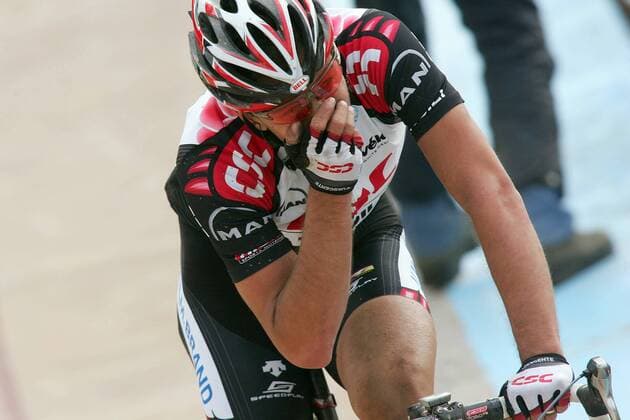 Fabian Cancellara (Schweiz CSC) überglücklich über den Sieg des Paris Roubaix 2006 -  Radsport Herren Paris Roubaix 2006, Straßenradsport, Straße, Rad ProTour Einzelbild Paris - Roubaix Glück, Freude, Begeisterung,  