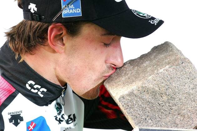 Fabian Cancellara (Schweiz CSC), Sieger von Paris Roubaix 2006, küsst seine Trophäe -  Radsport Herren Paris Roubaix 2006, Straßenradsport, Straße, Rad, ProTour Einzelbild Paris - Roubaix Glück Freude,  