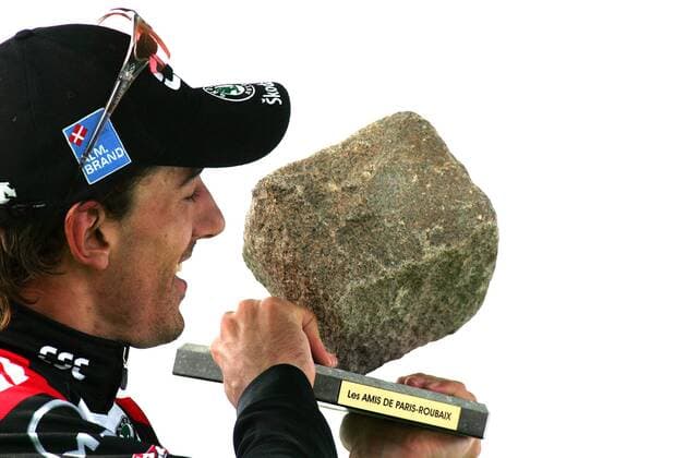 Fabian Cancellara (Schweiz CSC), Sieger von Paris Roubaix 2006, präsentiert die Siegtrophäe -  Radsport Herren Paris Roubaix 2006, Straßenradsport, Straße, Rad, ProTour Porträt Paris - Roubaix Freude,  