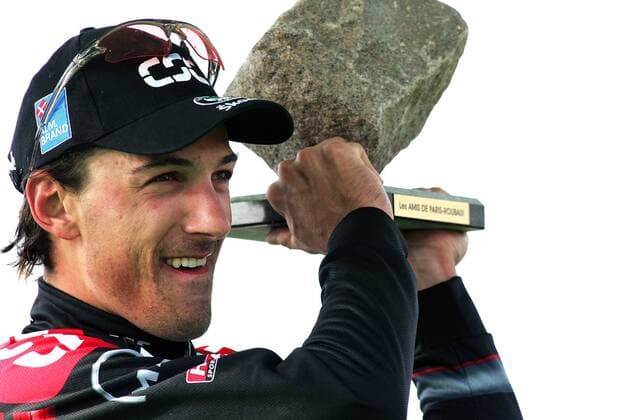 Fabian Cancellara (Schweiz CSC), Sieger von Paris Roubaix 2006, präsentiert die Siegtrophäe -  Radsport Herren Paris Roubaix 2006, Straßenradsport, Straße, Rad, ProTour Porträt Paris - Roubaix Freude,  