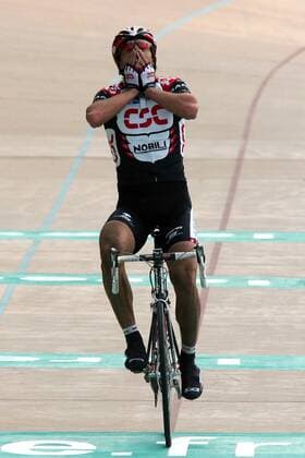 Fabian Cancellara (Schweiz CSC) gewinnt Paris Roubaix 2006 -  Radsport Herren Paris Roubaix 2006, Straßenradsport, Straße, Rad, ProTour Einzelbild Paris - Roubaix Glück Freude, Begeisterung,  