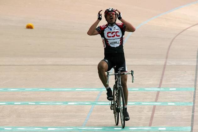 Fabian Cancellara (Schweiz CSC) gewinnt Paris Roubaix 2006 -  Radsport Herren Paris Roubaix 2006, Straßenradsport, Straße, Rad, ProTour Einzelbild Paris - Roubaix Glück Freude, Begeisterung,  