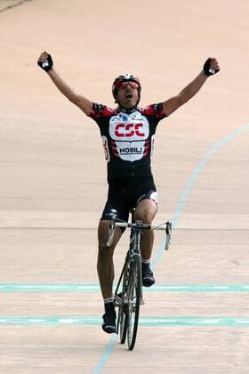 Fabian Cancellara (Schweiz CSC) gewinnt Paris Roubaix 2006 -  Radsport Herren Paris Roubaix 2006, Straßenradsport, Straße, Rad, ProTour Einzelbild Paris - Roubaix Freude, Begeisterung,  