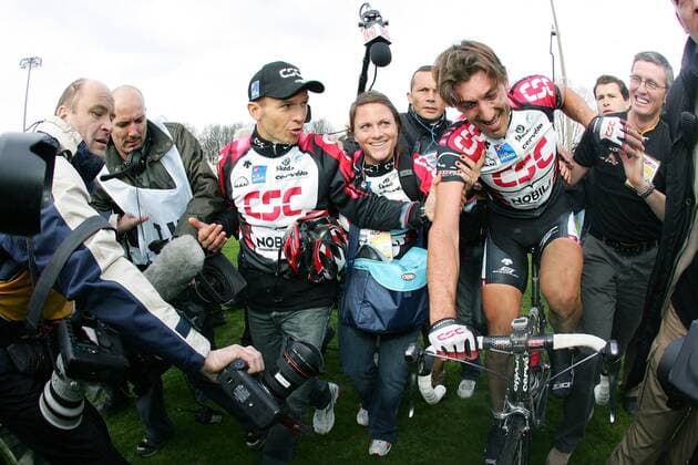 Fabian Cancellara (Schweiz CSC) gewinnt Paris Roubaix 2006 und steht im Mittelpunkt des Interesses -  Radsport Herren Paris Roubaix 2006, Straßenradsport, Straße, Rad, ProTour Gruppe Paris - Roubaix Freude,  