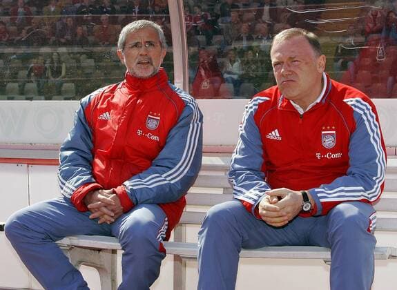 Trainer Hermann Gerland (re.) schaut etwas missmutig drein, neben ihm Co Trainer Gerd Müller (beide Bayern II) Fußball Herren Regionalliga Süd 2005 2006, 3. Liga, FC Bayern München II, Amateure, Amat. Gruppe Augsburg