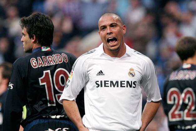 Ronaldo (Real Madrid, re.) reklamiert neben Javier Garrido (San Sebastian) -  (pan13613) Fußball Herren Primera Division 2005 2006, 1. Spanische Liga, Real Madrid CF - Real Sociedad San Sebastian 1:1 Gruppe pan13613 Madrid  