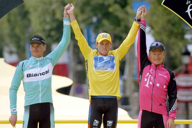 Siegerehrung auf den Champs Elysees: Gesamtsieger Lance Armstrong (Mitte, USA US Postal Service) im gelben Trikot, Jan Ullrich (li., Deutschland Bianchi Platz 2) und Alexander Winokurow (Kasachstan Team Telekom) -  Radsport Herren Tour de France 2003, Straßenradsport, Straße, Rad, Vdig Gruppe Elysee 20. Etappe: Ville d Avray - Paris Champs Elysees Freude,