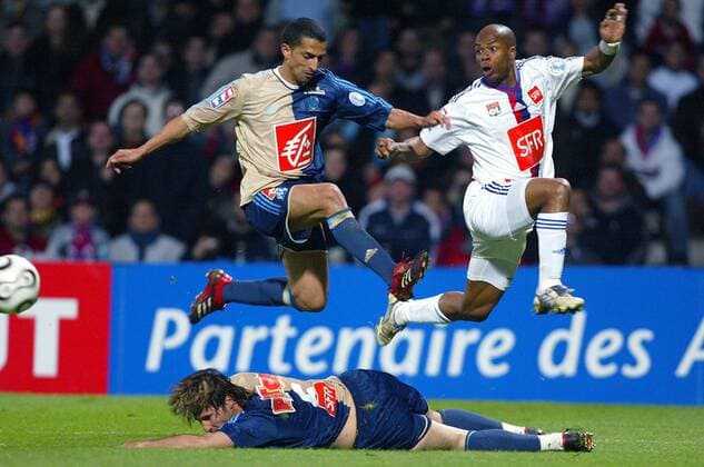 Rücksicht ist eine der obersten Tugenden im Fußball - Sylvain Wiltord (Lyon, re.) und Sabri Lamouchi springen über dessen Mannschaftskameraden Frederic Dehu (beide Marseille), lassen darüber aber nicht ihren Zweikampf außer acht -  Fußball Herren Coupe de France 2005 2006, Französischer Pokal, Pokalspiel, Gruppe pan13647 Lyon Dynamik,  