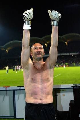Torwart Fabien Barthez (Marseille) - Schlussjubel -  Fußball Herren Coupe de France 2005 2006, Französischer Pokal, Pokalspiel, Olympique de Marseille, OM Einzelbild pan13647 Lyon Freude,  