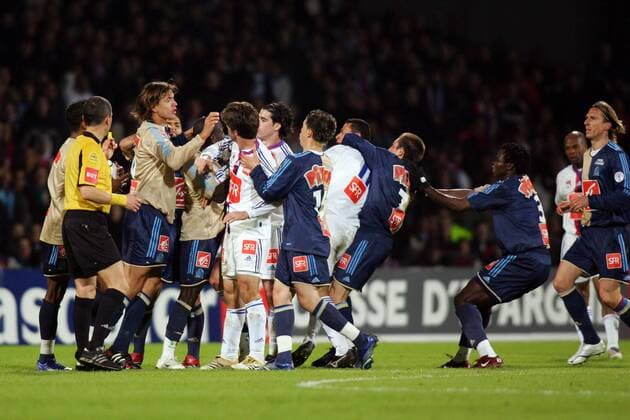 Rangelei in der Pokalpartie Olympique Marseille gegen Lyon -  Fußball Herren Coupe de France 2005 2006, Französischer Pokal, Pokalspiel Totale pan13650 Lyon  