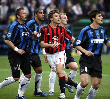 Andriy Shevchenko (Milan, Mitte) wird gleich von 4 Inter Spielern bewacht, v.li.: Sinisa Mihajlovic, Adriano, Esteban Cambiasso und Javier Zanetti - Fußball Herren Serie A 2005 2006, 1. Italienische Liga, AC Mailand - FC Internazionale Mailand 1:0 Gruppe Derby, Lokalderby, Ortsderby, Stadtderby, Mailand Dynamik, Überlegenheit,