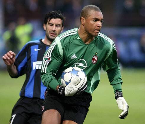 Torwart Dida (Milan) vor Luis Figo (Inter) am Ball -  Fußball Herren Serie A 2005 2006, 1. Italienische Liga, AC Mailand - FC Internazionale Mailand 1:0 Gruppe Derby, Lokalderby, Ortsderby, Stadtderby, Mailand