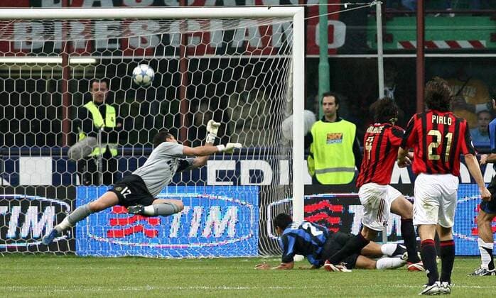 Kakhaber Kaladze (Milan, 2.v.re.) erzielt den Treffer zum 1:0, Torwart Julio Cesar und der am Boden liegende Ivan Cordoba (beide Inter) sind machtlos -  Fußball Herren Serie A 2005 2006, 1. Italienische Liga, AC Mailand - FC Internazionale Mailand 1:0 Gruppe Derby, Lokalderby, Ortsderby, Stadtderby, Mailand Dynamik,