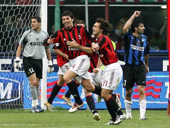 Kakhaber Kaladze (2.v.li.) und Andrea Pirlo (beide Milan) - Torjubel, Torwart Julio Cesar und Luis Figo (beide Inter) enttäuscht -  Fußball Herren Serie A 2005 2006, 1. Italienische Liga, AC Mailand - FC Internazionale Mailand 1:0 Gruppe Derby, Lokalderby, Ortsderby, Stadtderby, Mailand Freude, Enttäuschung,