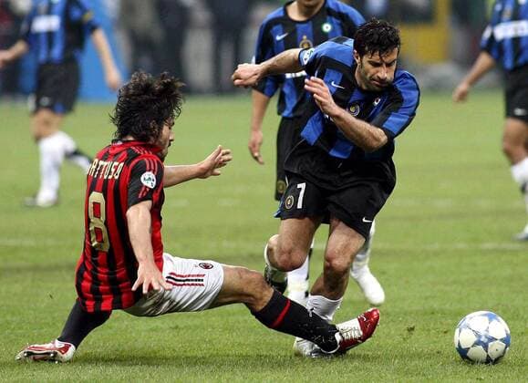 Gennaro Gattuso (Milan, li.) gegen Luis Figo (Inter) -  Fußball Herren Serie A 2005 2006, 1. Italienische Liga, AC Mailand - FC Internazionale Mailand 1:0 Gruppe Derby, Lokalderby, Ortsderby, Stadtderby, Mailand Dynamik,