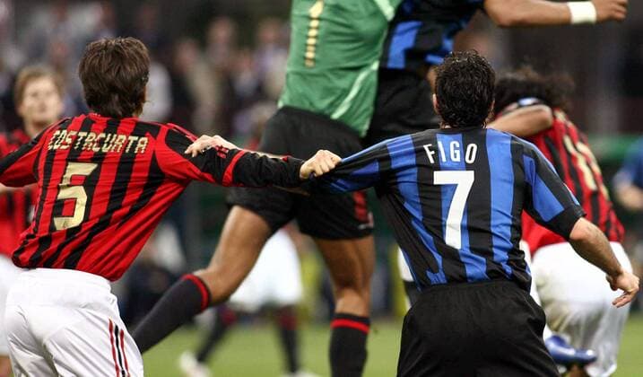 Alessandro Costacurta (Milan, li.) und Luis Figo (Inter) können nicht voneinander lassen -  Fußball Herren Serie A 2005 2006, 1. Italienische Liga, AC Mailand - FC Internazionale Mailand 1:0 Gruppe Derby, Lokalderby, Ortsderby, Stadtderby, Mailand Kampf,