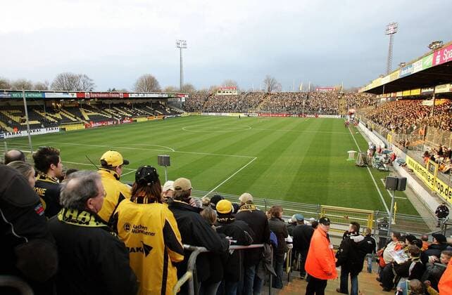 Fußball, Stadiongeschichte Alemannia Aachen Aachener Fans warten im gut gefüllten Tivoli auf die Teams Fußball 2. BL Herren Saison 2005 2006, Alemannia Aachen Totale Tivoli Aachen