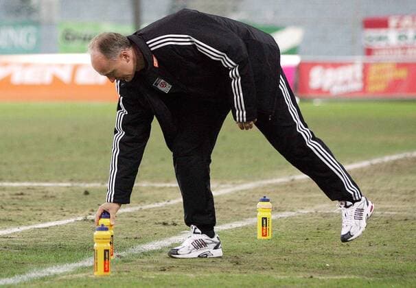 Trainer Georg Zellhofer (Rapid Wien) greift nach einer Trinkflasche Fußball Herren TMobileBundesliga 2005 2006, 1. Österreichische Liga, SK Rapid Wien Einzelbild Wien