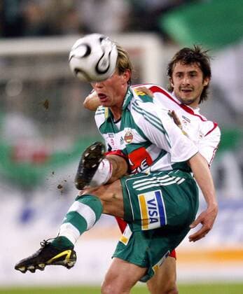 Axel Lawaree (Rapid Wien, vorn) gegen Jürgen Pichorner (Salzburg) Fußball Herren TMobileBundesliga 2005 2006, 1. Österreichische Liga, SK Rapid Wien - SV Red Bull Salzburg 0:1 Gruppe Wien Dynamik, Kampf,
