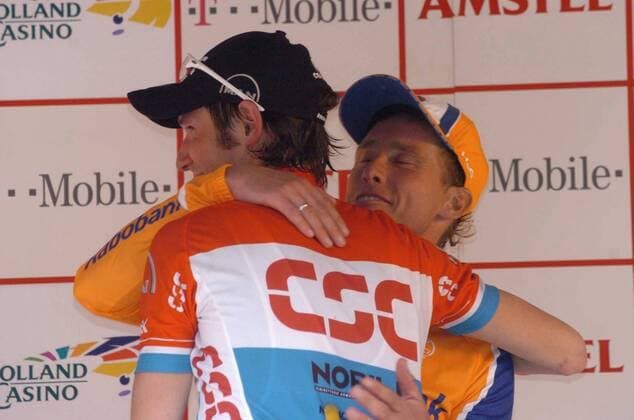 Der Sieger des Amstel Gold Race 2006, Fränk Schleck (Luxemburg CSC, li.), wird vom Drittplatzierten Michael Boogerd (Niederlande Rabobank) während der Siegerehrung umarmt -  Radsport Herren Amstel Gold Race 2006, ProTour, Straßenradsport, Straße, Rad Gruppe Limburg Freude,