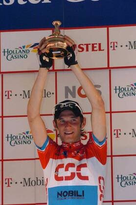 Fränk Schleck (Luxemburg CSC), Sieger des Amstel Gold Race 2006, präsentiert stolz den Pokal -  Radsport Herren Amstel Gold Race 2006, ProTour, Straßenradsport, Straße, Rad Einzelbild Limburg Freude,