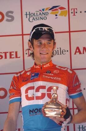Fränk Schleck (Luxemburg CSC), Sieger des Amstel Gold Race 2006, präsentiert stolz den Pokal -  Radsport Herren Amstel Gold Race 2006, ProTour, Straßenradsport, Straße, Rad Einzelbild Limburg Freude,