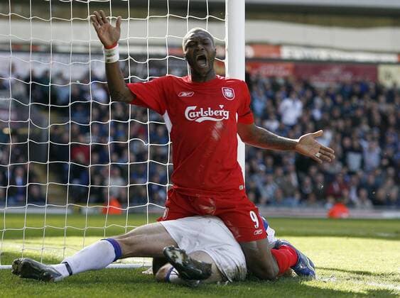 Djibril Cisse (Liverpool) hat die Sportart gewechselt und ist seinem Gegenspieler aufgesessen, was ihm aber auch nicht zu gefallen scheint - EDITORIAL USE ONLY. No use with unauthorised audio, video, data, fixture lists, club league logos or live services. Online in-match use limited to 120 images, no video emulation. No use in betting, games or single club league player publications. Fußball Herren English Premier League 2005 2006, 1. Englische Liga, Blackburn Rovers - Liverpool FC 0:1 Gruppe Blackburn Komik, Enttäuschung,