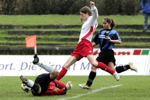 Kerstin Garefrekes (FFC Frankfurt, Mitte) erzielt ein Tor gegen Torfrau Verena Volz, rechts Esma Gado (beide FSV Frankfurt) Fußball 1. BL Damen Saison 2005 2006, Frauen, Frauenfußball, 1. FFC Frankfurt - FSV Frankfurt 17:0 Gruppe Derby, Lokalderby, Ortsderby, Stadtderby Frankfurt M. Dynamik,
