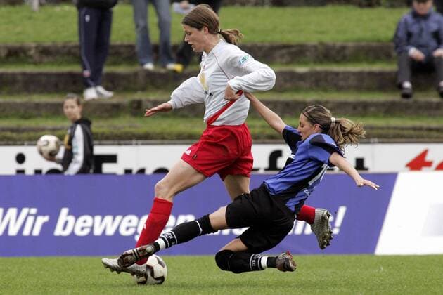Kerstin Garefrekes (FFC Frankfurt, li.) gegen Deniz Özer (FSV Frankfurt) Fußball 1. BL Damen Saison 2005 2006, Frauen, Frauenfußball, 1. FFC Frankfurt - FSV Frankfurt 17:0 Gruppe Derby, Lokalderby, Ortsderby, Stadtderby Frankfurt M. Dynamik,