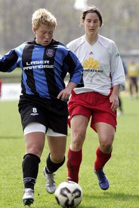 Anna Jung (FSV Frankfurt, li.) gegen Birgit Prinz (FFC Frankfurt) Fußball 1. BL Damen Saison 2005 2006, Frauen, Frauenfußball, 1. FFC Frankfurt - FSV Frankfurt 17:0 Gruppe Derby, Lokalderby, Ortsderby, Stadtderby Frankfurt M. Dynamik,