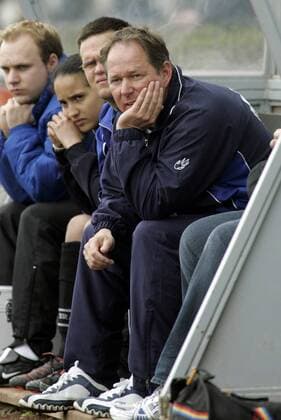 Trainer Frank Schwalenberg (FSV Frankfurt) auf der Trainerbank Fußball 1. BL Damen Saison 2005 2006, Frauen, Frauenfußball, FSV Frankfurt Gruppe Frankfurt M. Nachdenklichkeit