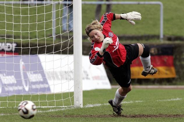 Torfrau Verena Volz (FSV Frankfurt) hechtet dem Ball hinterher Fußball 1. BL Damen Saison 2005 2006, Frauen, Frauenfußball, Einzelbild Frankfurt M. Dynamik,