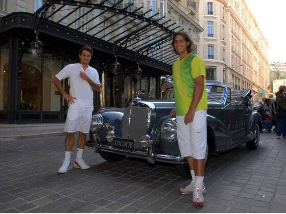 Roger Federer (Schweiz, li.) und Rafael Nadal (Spanien) anlässlich ihres Showmatches am Place du Casino in Monte Carlo vor einem Mercedes Cabriolet Tennis Herren Masters Series Monte Carlo 2006, ATP Tour, PR, Promo, Promotionaktion, Werbung, Werbeaktion, Gruppe Monte Carlo