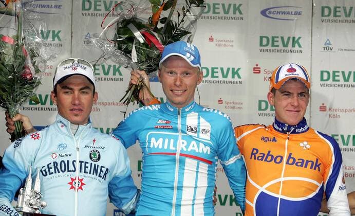 Siegerehrung Rund um Köln 2006 - Sieger Christian Knees (Milram, Mitte) mit dem Zweitplazierten David Kopp (Gerolsteiner beide Deutschland, li.) und Kai Reus (Niederlande Rabobank) Radsport Herren Rund um Köln 2006, Straßenradsport, Straße, Rad Gruppe Köln Freude,