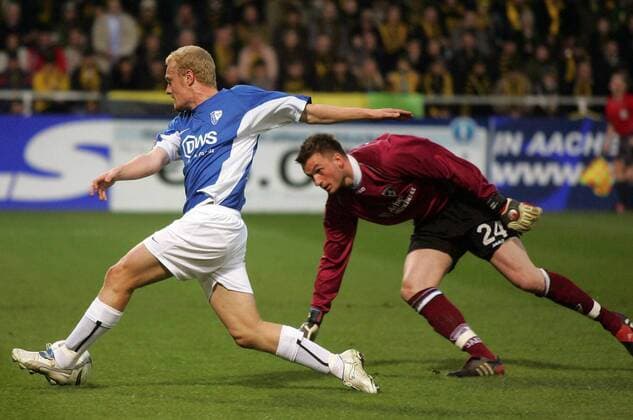 Tommy Bechmann (Bochum, li.) umkurvt Torwart Kristian Nicht (Aachen) und erzielt das 0:1 Fußball 2. BL Herren Saison 2005 2006, Alemannia Aachen - VfL Bochum 0:2 Gruppe Aachen Dynamik,