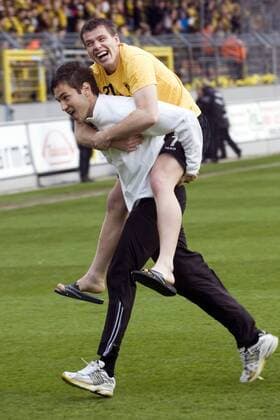 Mirko Casper (li.) trägt Torwart Stefan Straub (beide Aachen) nach dem langersehnten Aufstieg Huckepack über das Feld Fußball 2. BL Herren Saison 2005 2006, Alemannia Aachen, Aufsteiger, Aufstieg Gruppe Aachen Glück, Harmonie, Freude,